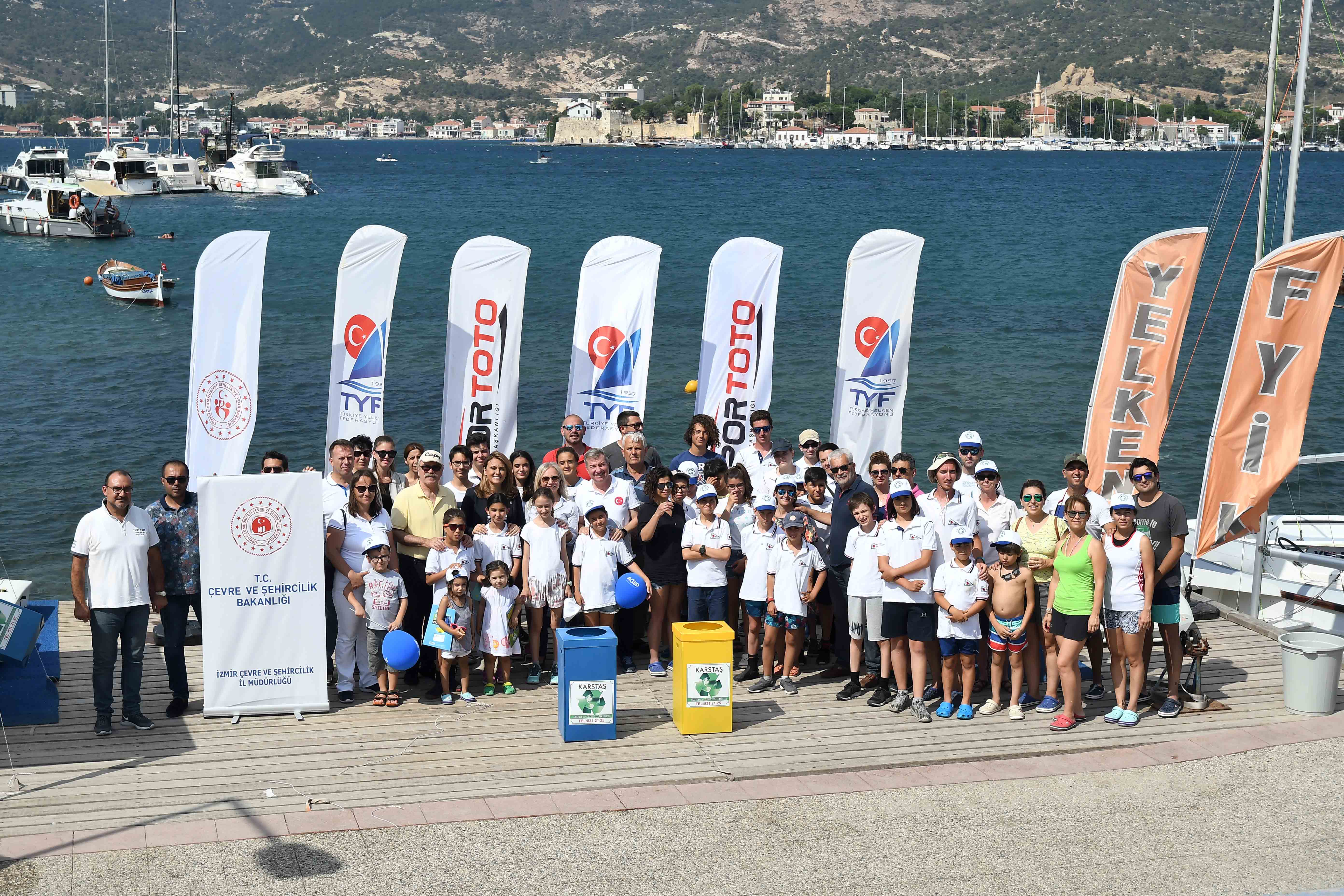 Çevreci yelkenciler İzmir'de iş başında