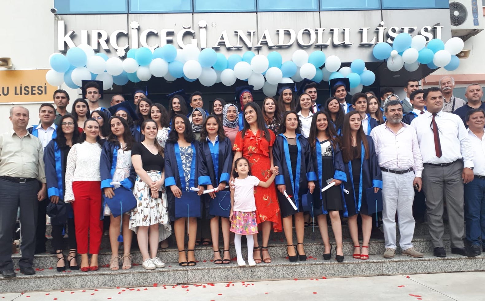Karacasu Kırçiçeği Anadolu Lisesi’nde bu yıl 11. kez mezuniyet coşkusu yaşandı.