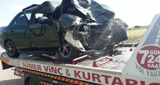 İki otomobil çarpıştı: 2 ölü, 3 yaralı
