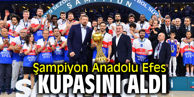 Şampiyon Anadolu Efes, kupasını aldı