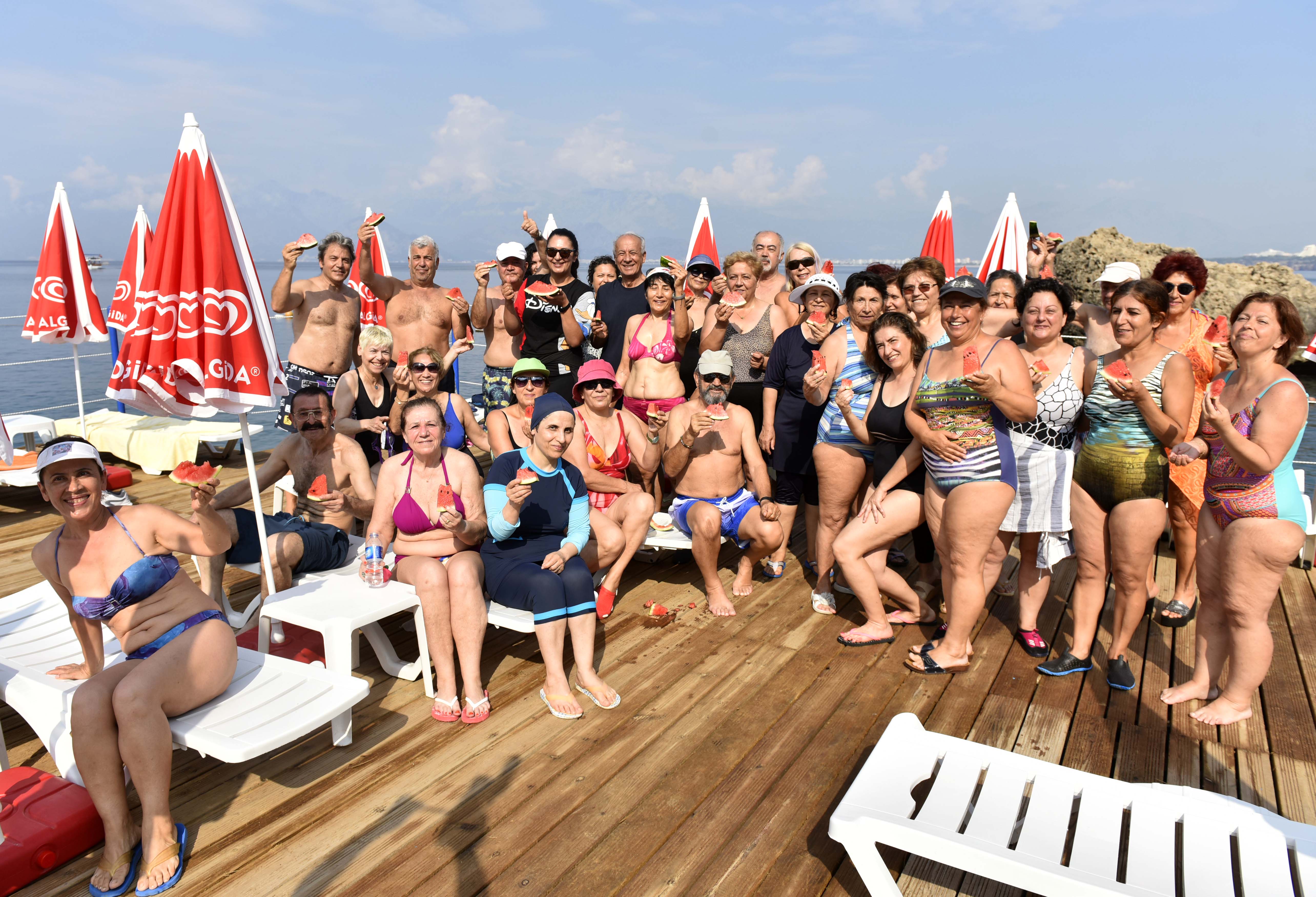 Muratpaşa sakinleri denizde cimnastik yapıyor.