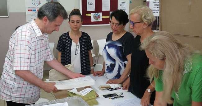 İstanbul seçiminde sandık görevlileri yemin etti