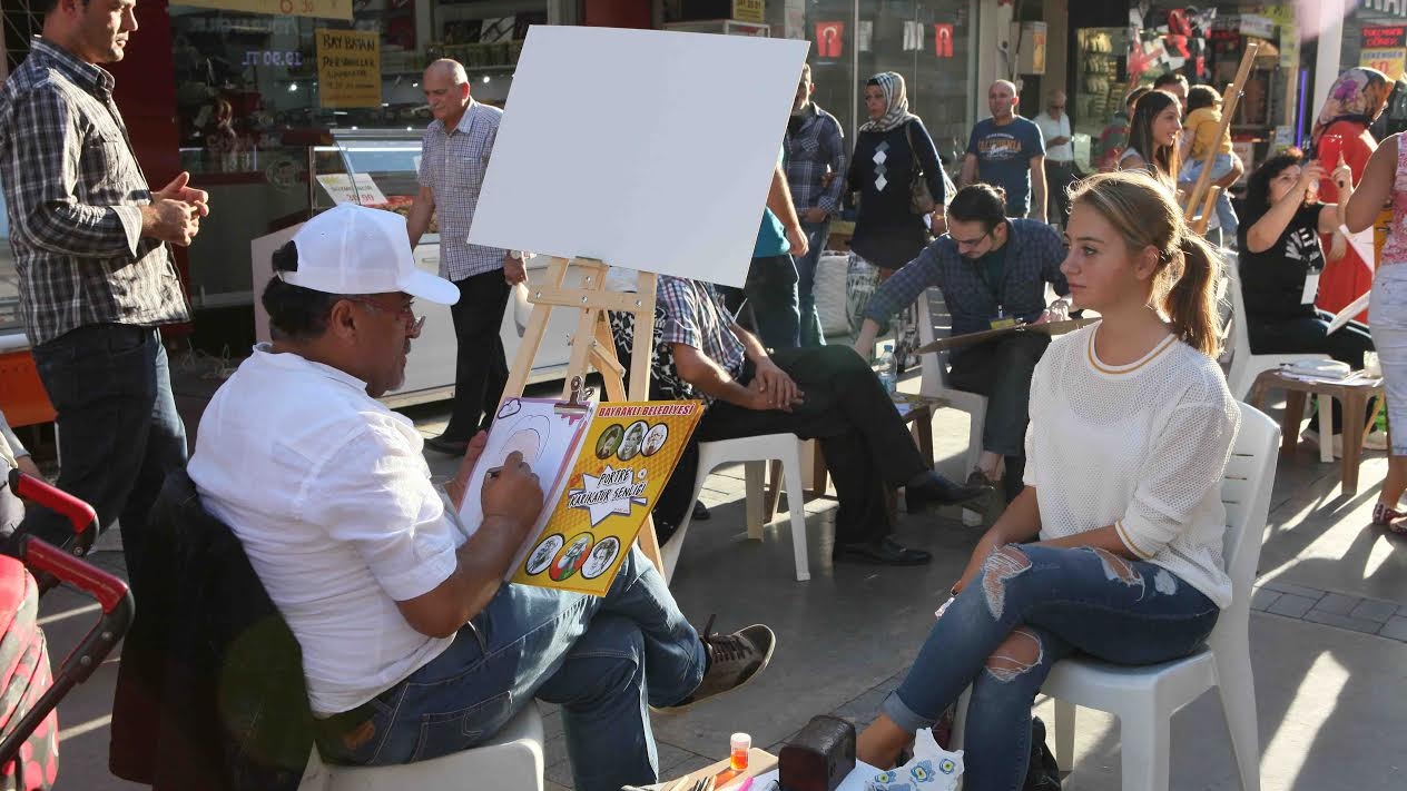Bayraklı’da portre karikatür şenliği