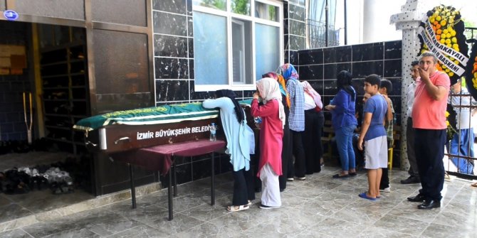 İzmir'de kazada ölen 3 kişi toprağa verildi