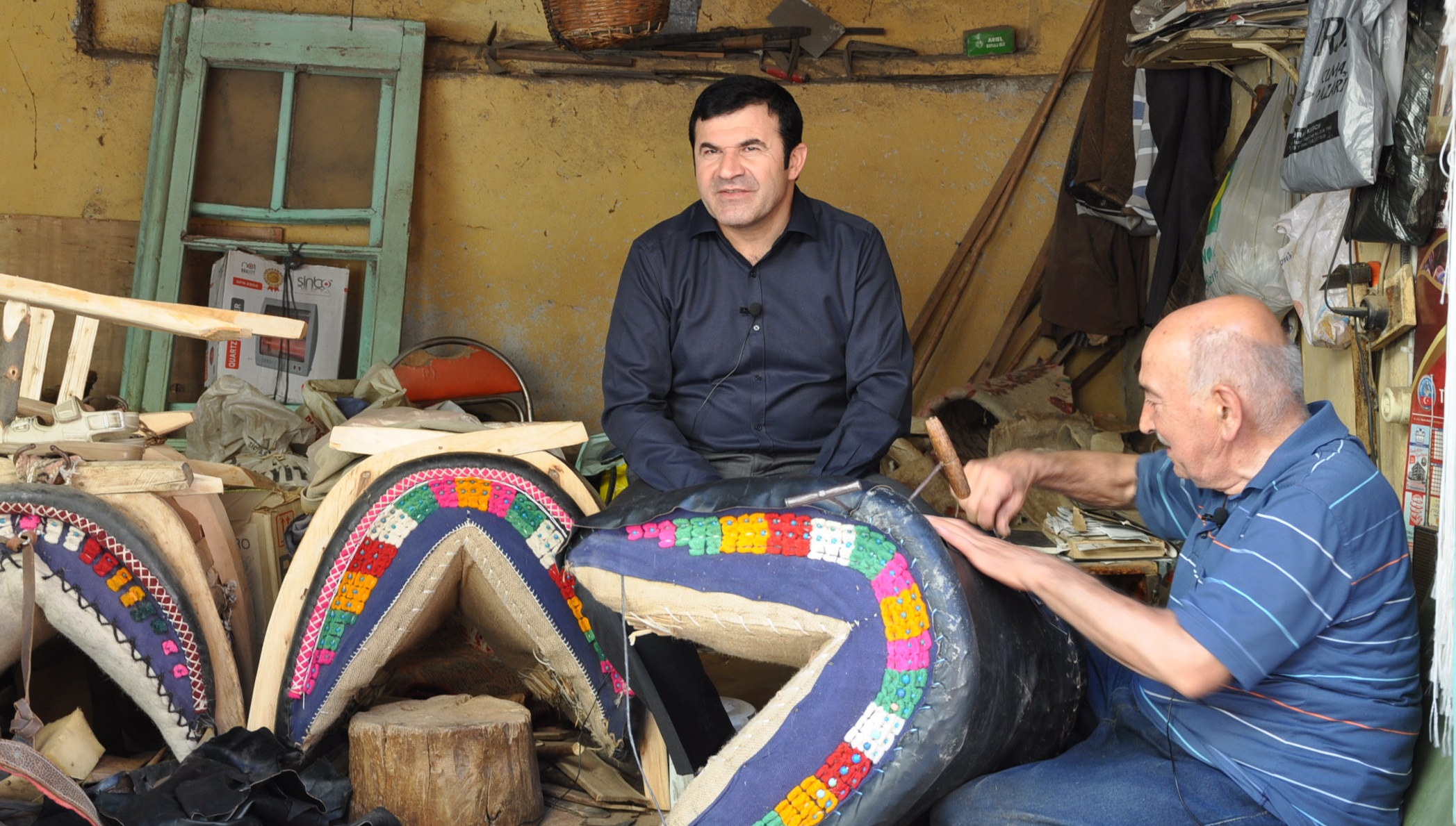 Tire’de mesleğinin son ustası Bezciooğlu’nu ziyaret etti.