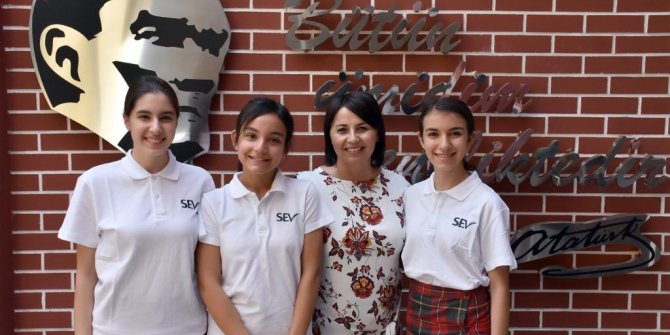 İzmir SEV Ortaokulu’nda LGS'de 3 şampiyon