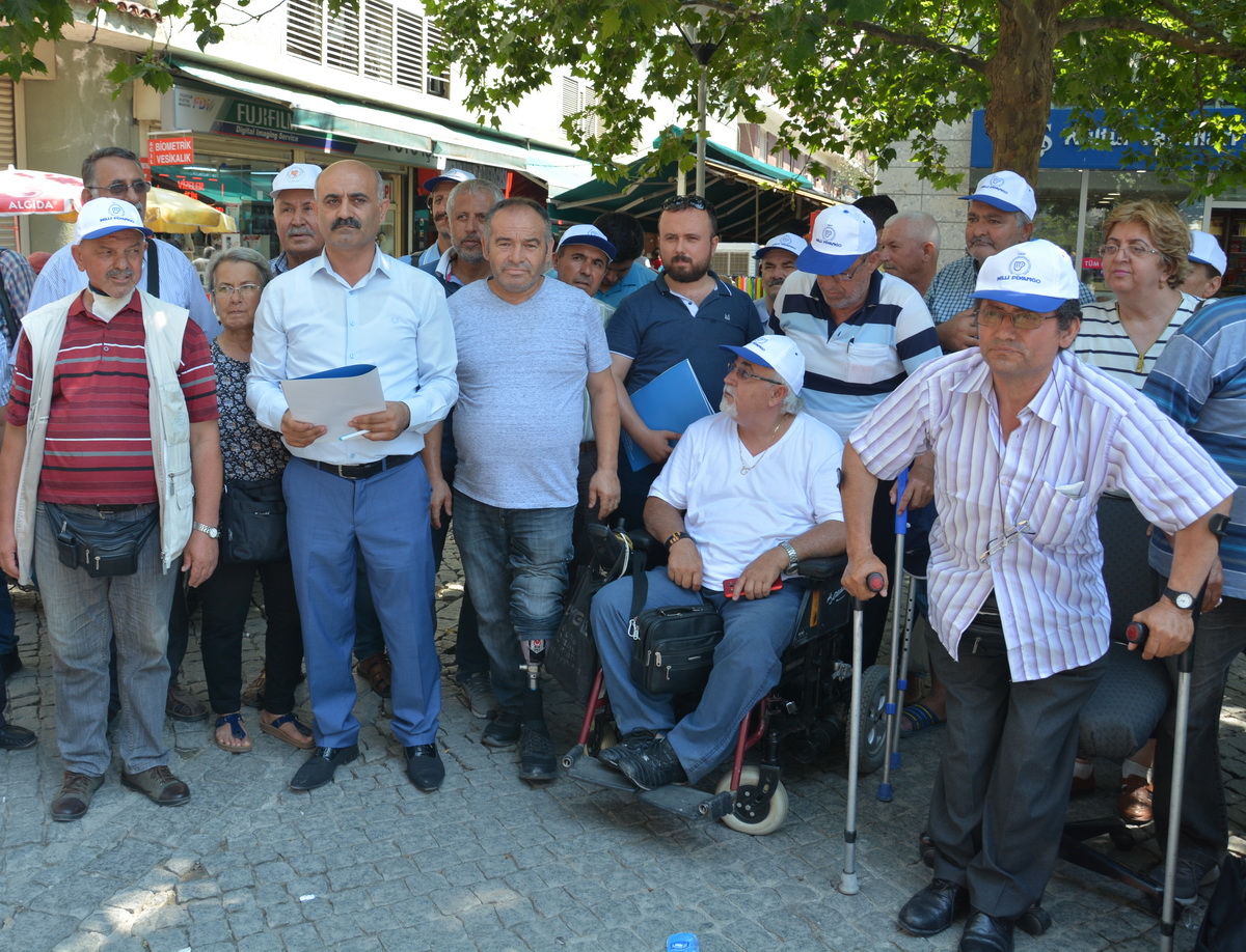 İzmir'de Piyangocular isyan etti.