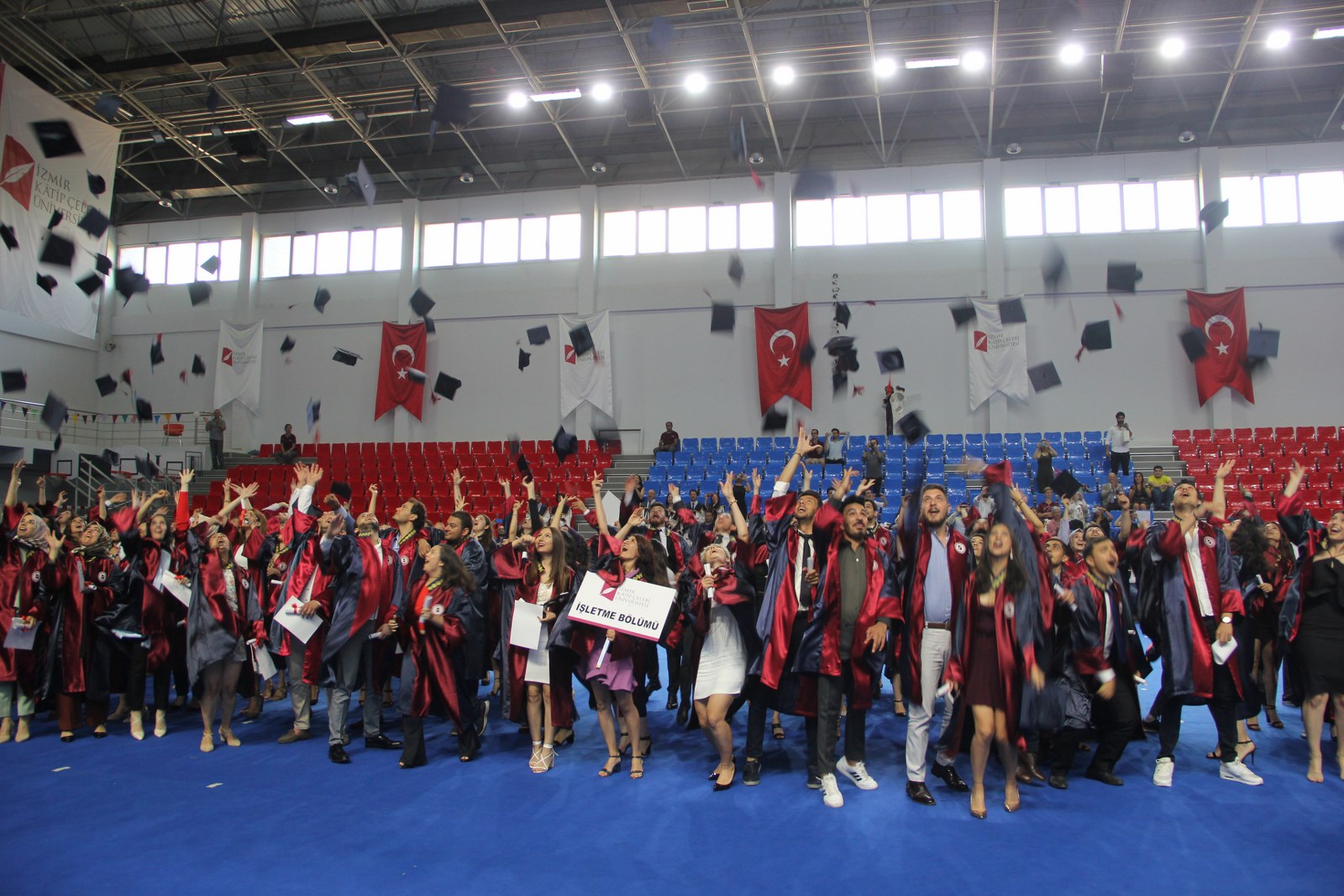 Öğrenciler kep atarak mezun olmanın mutluluğunu yaşadı.
