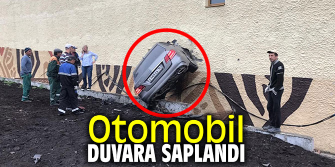 Otomobil duvara saplandı