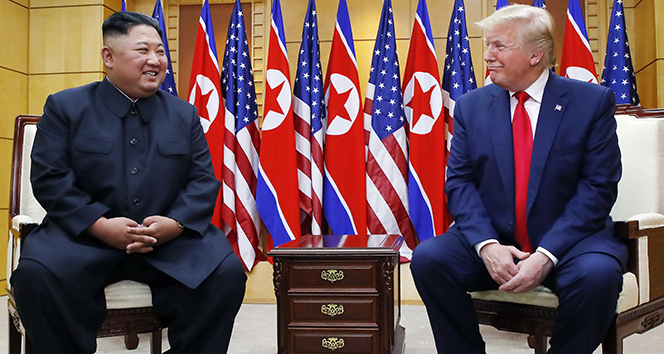Donald Trump ve Kim Jong Un silahsızlandırılmış bölgede buluştu