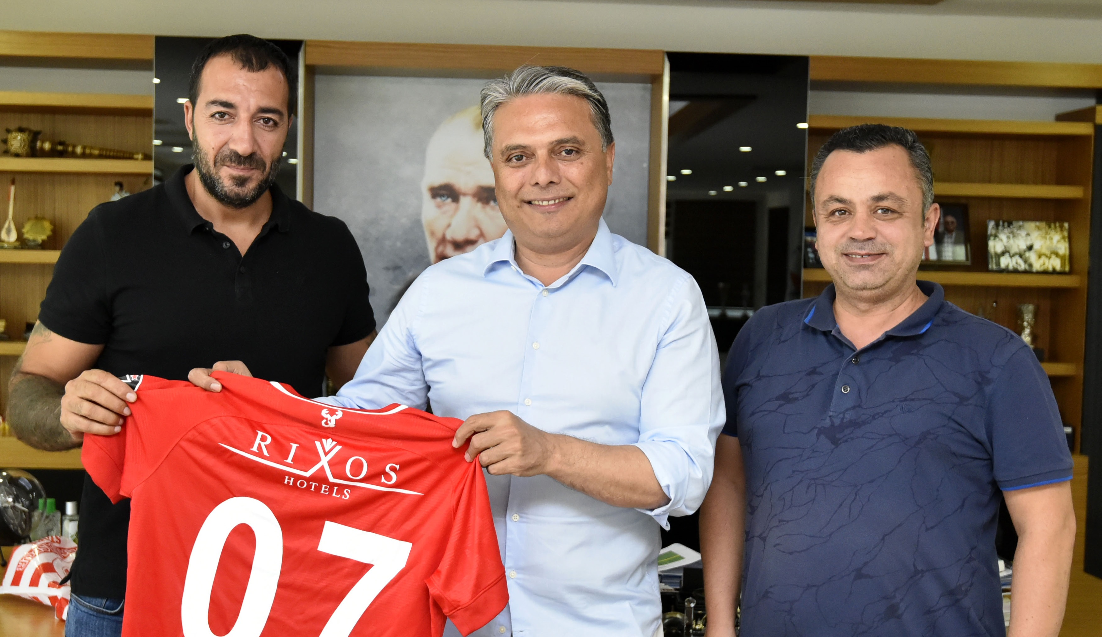 07 numaralı Antalyaspor forması hediye edildi.