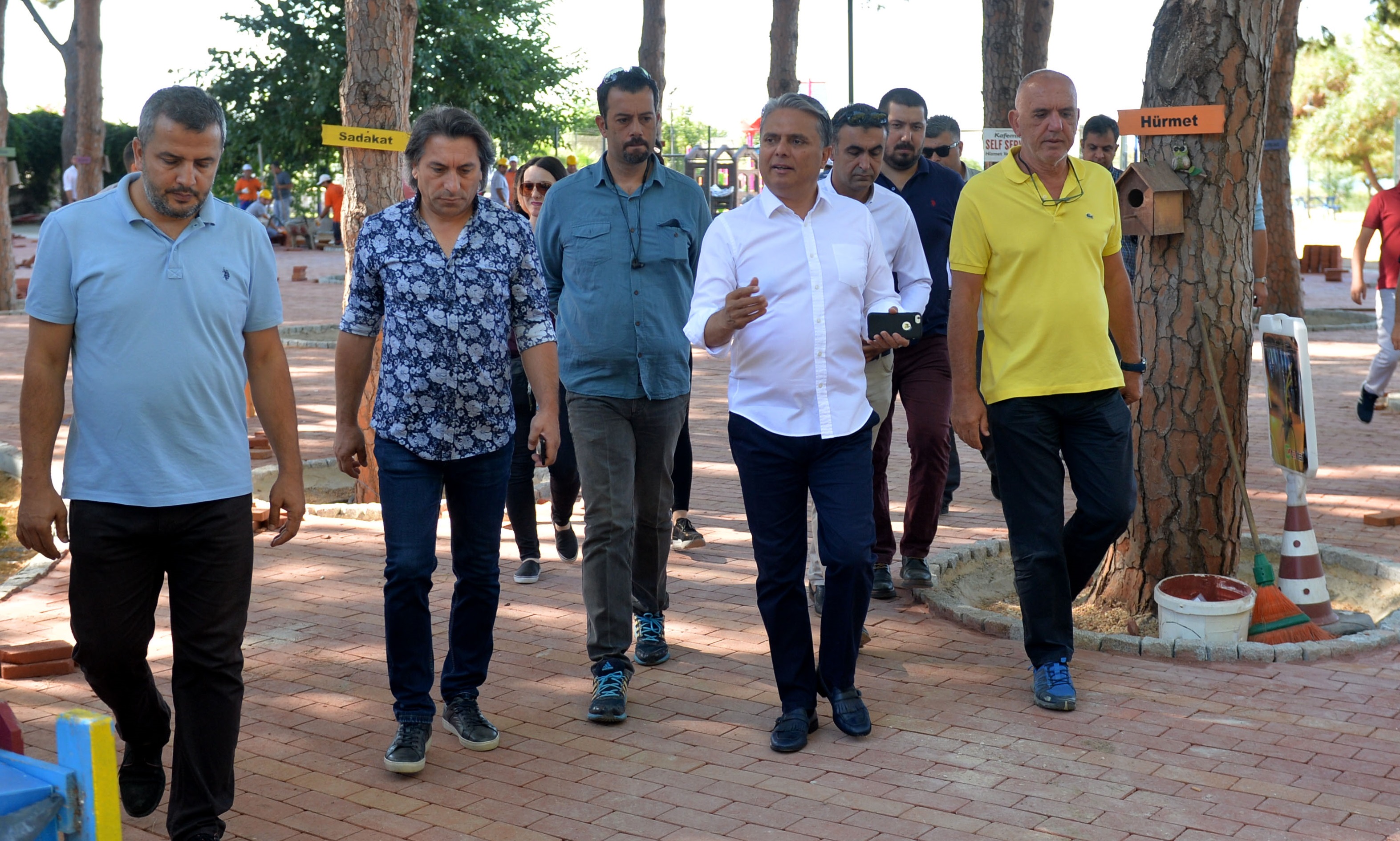 Başkan Engelsiz Kafe’de devam eden yenilenme çalışmalarını yerinde inceledi.