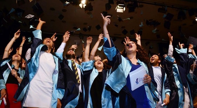 49. dönem mezunlarını düzenlenen görkemli bir törenle sektöre uğurladı.