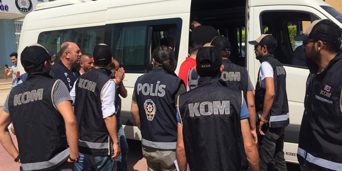 İzmir'de gözaltındaki 20 şahıs adliyeye çıkarıldı