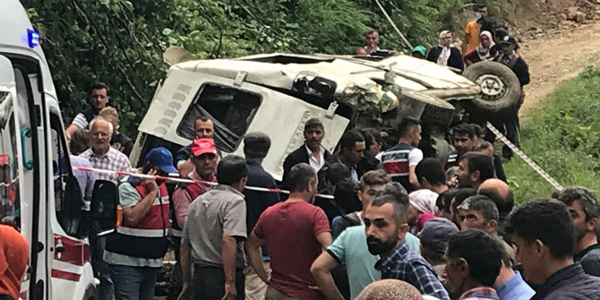 Minibüs şarampole yuvarlandı! Çok sayıda ölü ve yaralı var