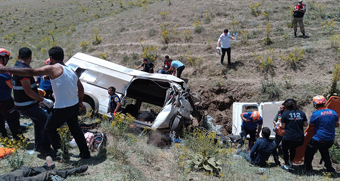 Minibüs takla attı! Ölü ve yaralılar var