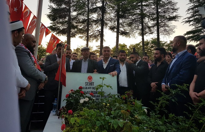 Sedat Peker, Şehit Ömer Halisdemir’i kabri başında andı