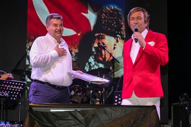 Erol Evgin en sevilen şarkılarını seslendirdi