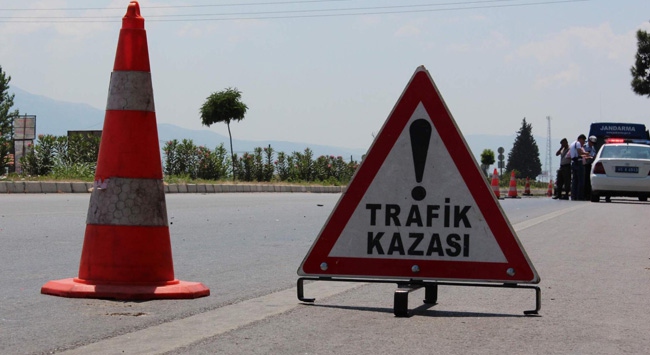 Feci kaza! Otomobil traktöre çarptı