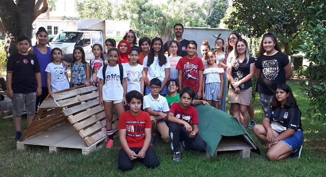 Çocuklar sokak hayvanları için yuva yaptı