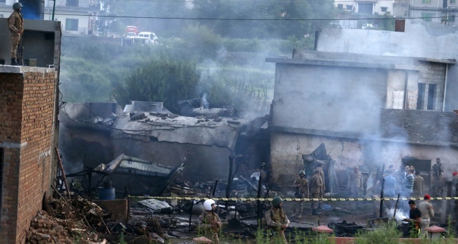 Uçak düştü! 17 kişi hayatını kaybetti