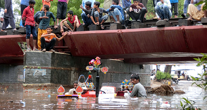 Sel felaketinde ölü sayısı artıyor!