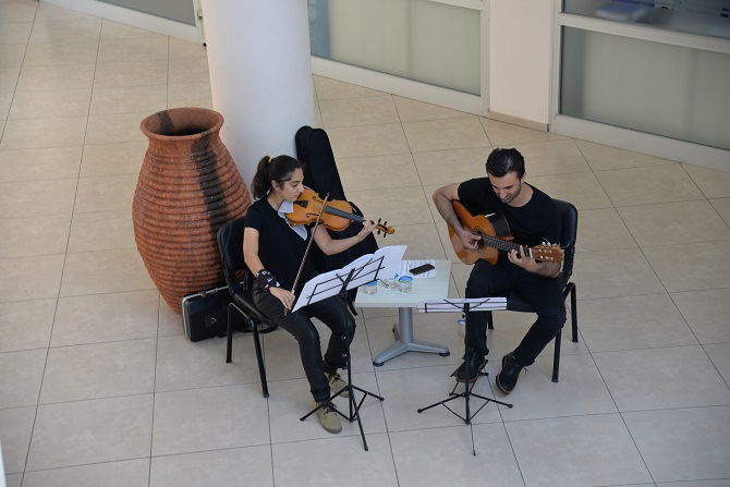 Menemen Belediyesi’nde çalışanlara müzik terapisi