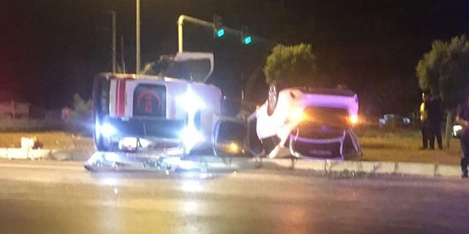 İzmir'de otomobil ile ambulans çarpıştı!