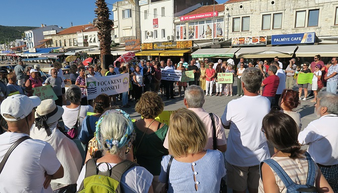 ÇEVRE KATLİAMLARI FOÇA’DA PROTESTO EDİLDİ