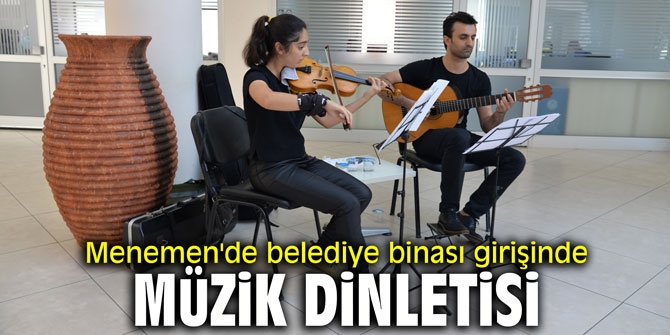 Menemen'de belediye binası girişinde müzik dinletisi
