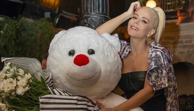 YENİ YAŞA YENİ ŞARKI ‘AS BAYRAKLARI’