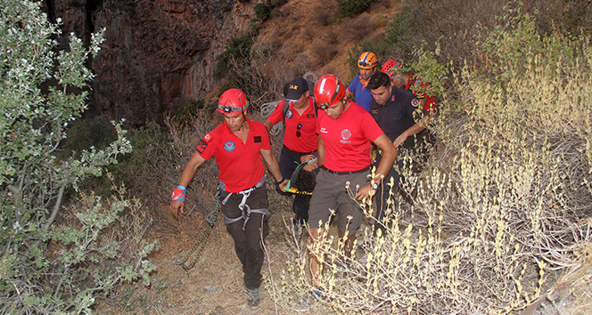 Kayalıklara düşen genç kız kurtarıldı