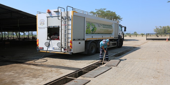 Efeler Belediyesi, Hayvan Pazarı’nı temizledi ve yıkadı.