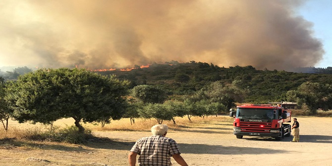 Urla'daki yangın Menengeç Koyu'na ilerliyor