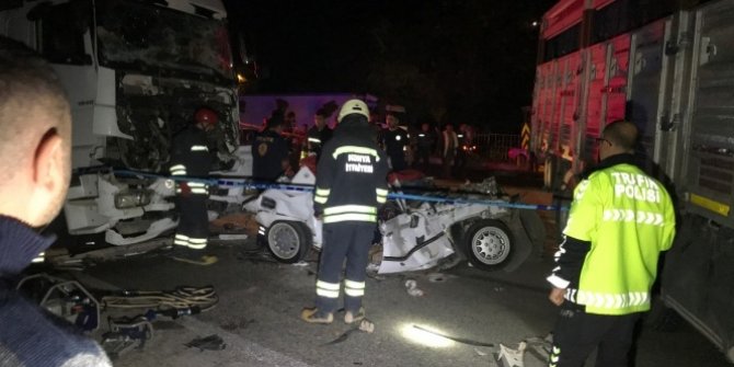 Otomobile tır çarptı! 3 ölü, 2 yaralı