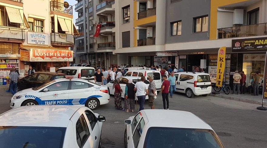 Satırla saldırdığı akrabasını öldürdü.