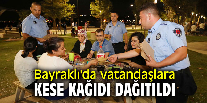 Bayraklı'da vatandaşlara kese kağıdı dağıtıldı