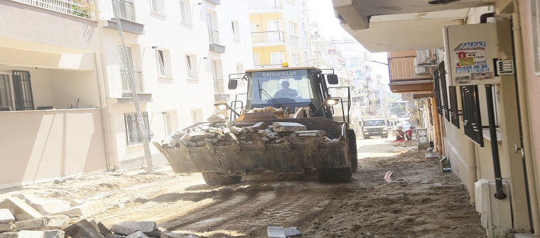 Yol yenileme çalışmalarına devam ediyor.