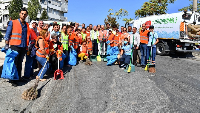 Başkan Soyer, Karabağlar’daki temizlik çalışmalarına katıldı