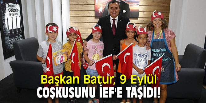 Başkan Batur, İEF'de ziyaretçilere Türk Bayrağı hediye etti!