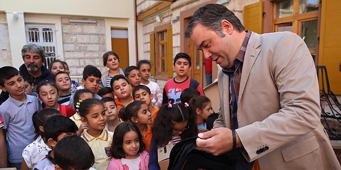 Başkan Piriştina Bucalı çocuklarla bir arada