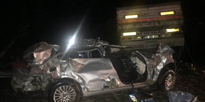 Otomobil Tırın altına girdi! 2 ölü, 3 yaralı