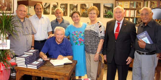 Dr. Özcan Tuncel kitabını imzaladı!