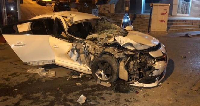 Feci kaza! Otomobil kamyonete arkadan çarptı