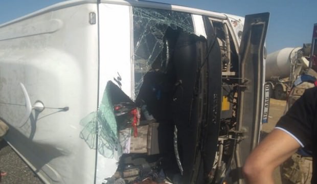 Yolcu taşıyan midibüs devrildi, 4'ü ağır 29 kişi yaralandı
