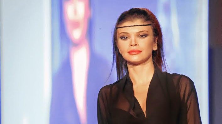 Podyumda Pınar Yılmaz rüzgarı