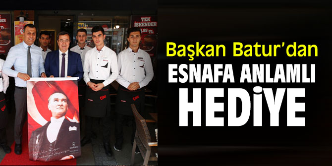 Konak Belediye Başkanı Abdül Batur'dan Cumhuriyet Bayramı öncesi esnafa anlamlı hediye