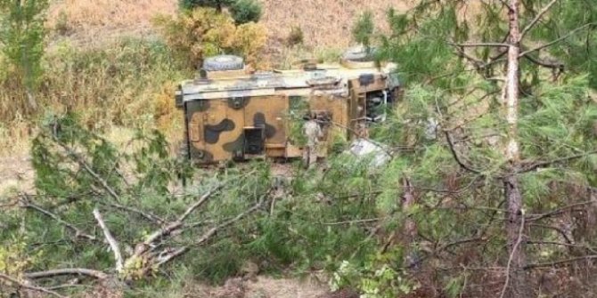 Askeri araç devrildi !