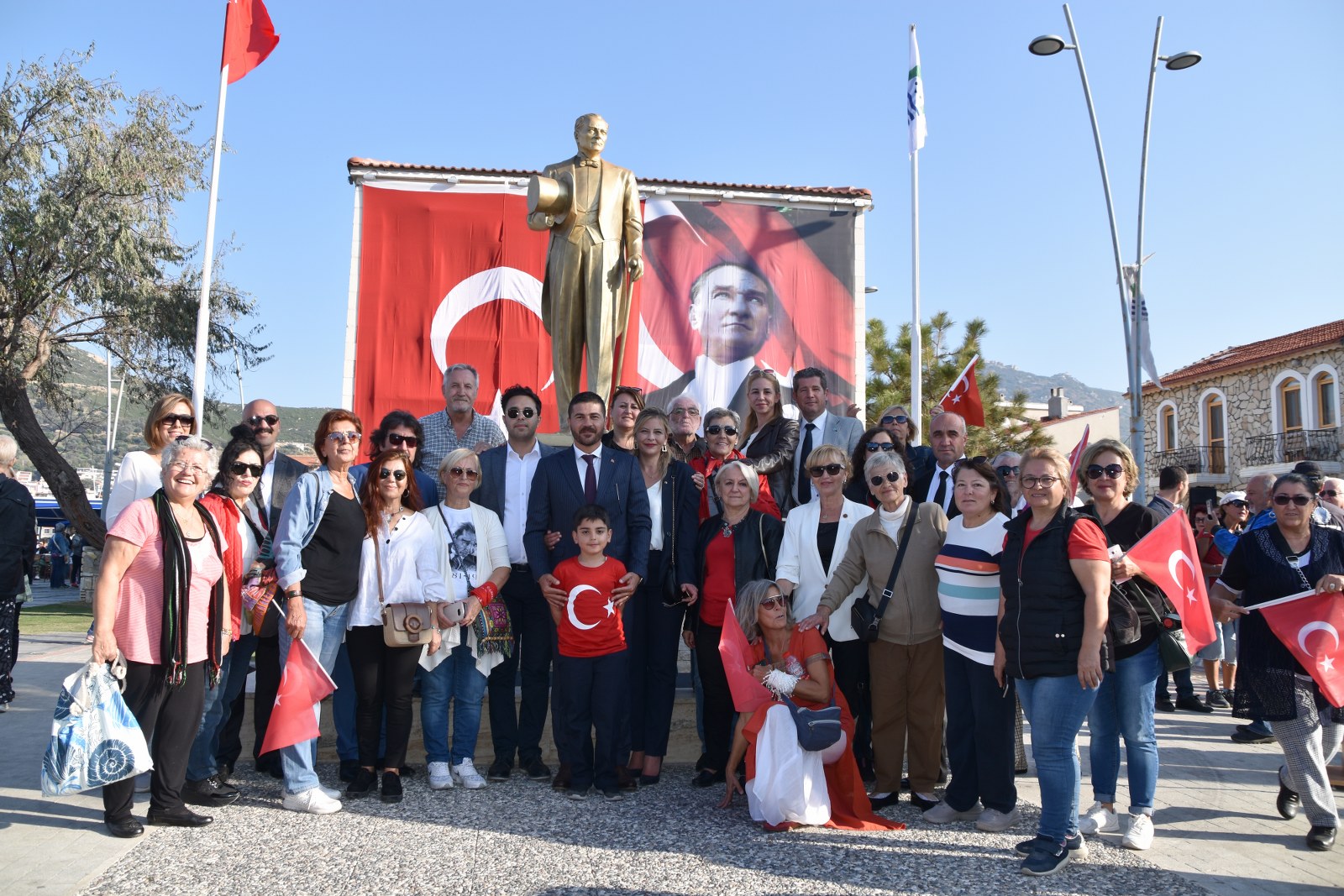 YENİ FOÇA’DA ATATÜRK HEYKELİNİN AÇILIŞI YAPILDI