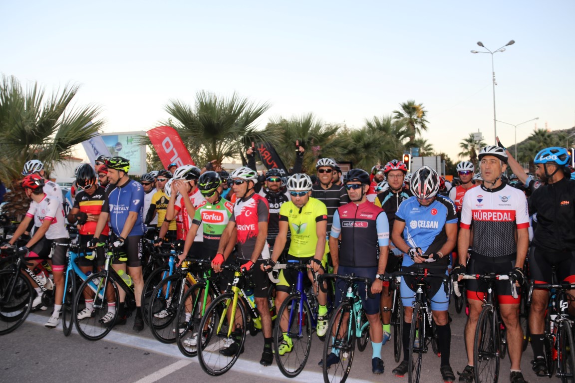 Dünyanın dört bir yanından bisikletçiler katıldı